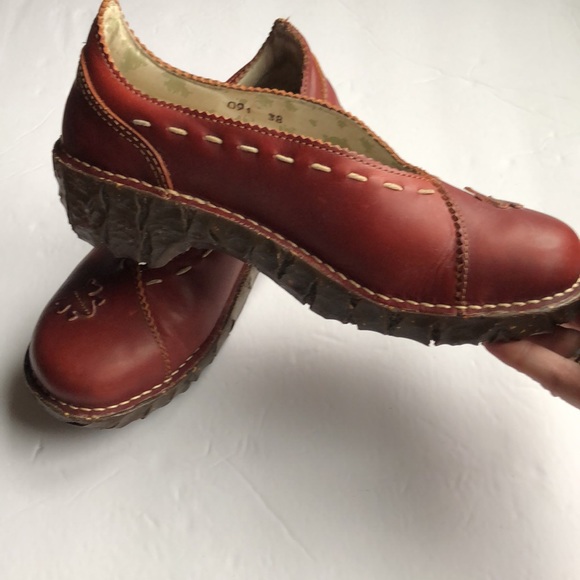 Unique reddish maroon leather shoes, with frog design on toe. Size 38 - Picture 2 of 6